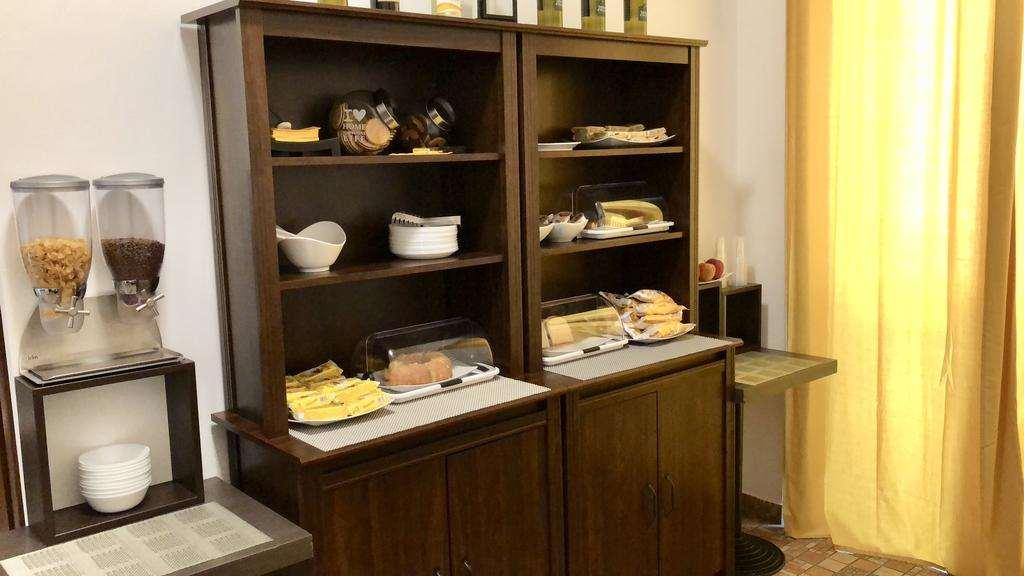 Carlo Goldoni Hotel Мілан Ресторан фото